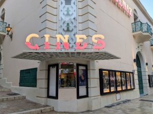 Move theater building with sign that says Cines