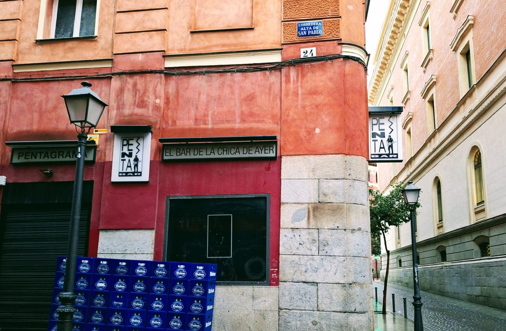 Exterior of the Madrid bar El Pentagrama
