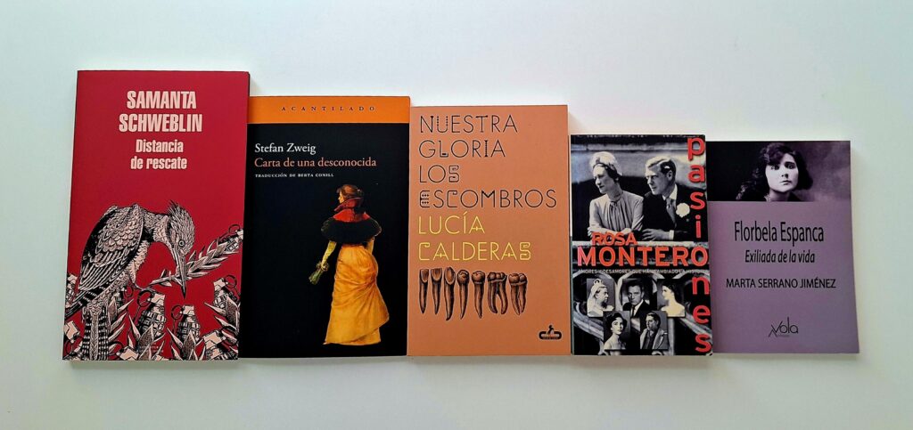 A row of five books in Spanish.